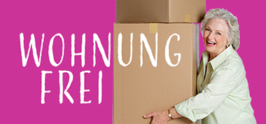 ältere Frau lachend trägt Umzugskisten